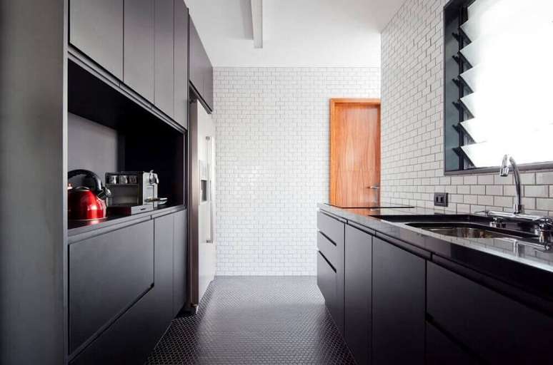 37. Decoração moderna com armário de cozinha com balcão preto – Foto: INÁ Arquitetura