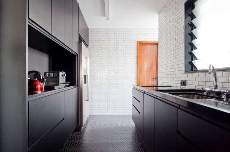37. Decora&ccedil;&atilde;o moderna com arm&aacute;rio de cozinha com balc&atilde;o preto &ndash; Foto: IN&Aacute; Arquitetura