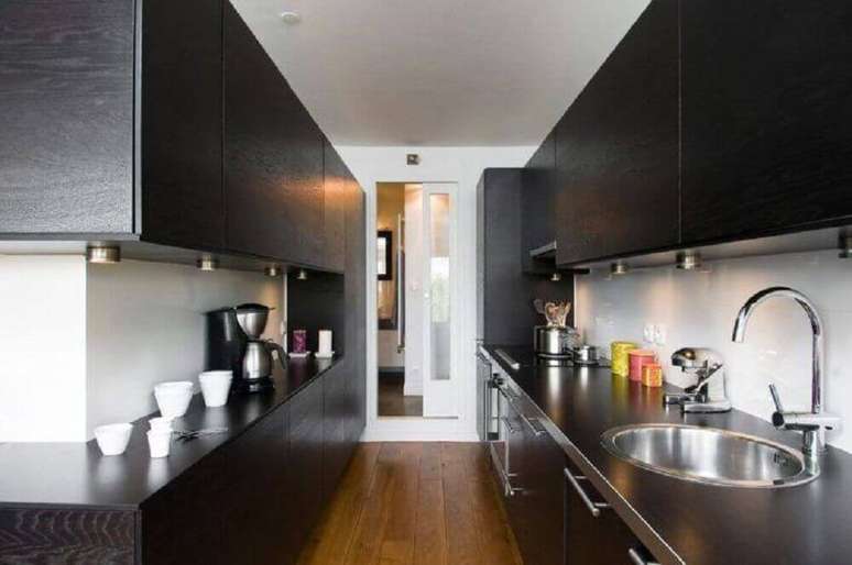 10. Decoração moderna para cozinha compacta com pia em inox e armários pretos – Foto: Manuel Sequeira Architecte
