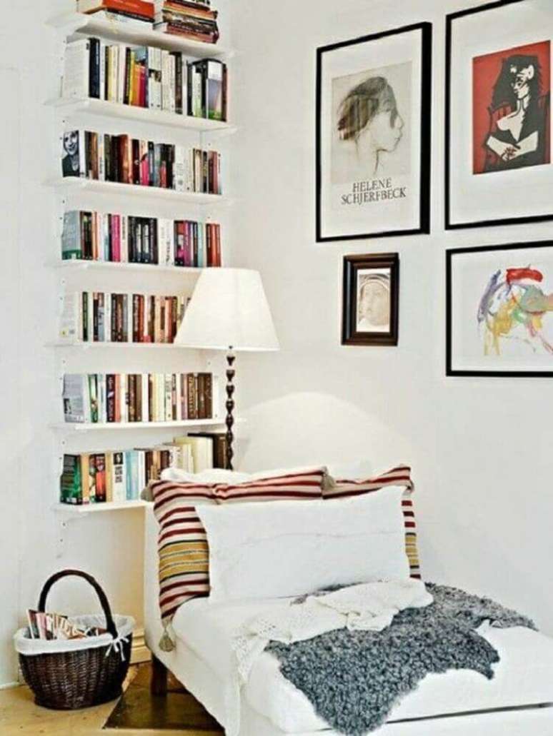 56. Cantinho da leitura decorado com quadros e prateleiras de livros – Foto: Pinterest