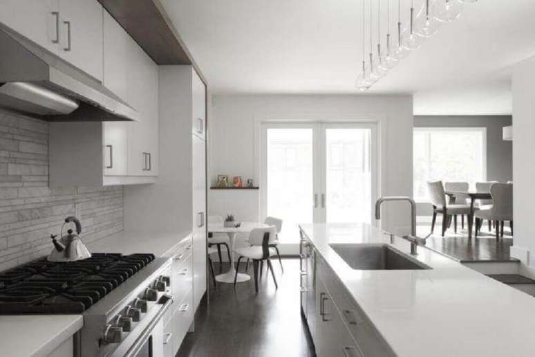 35. Decoração em tons neutros para armário de cozinha com balcão e pendentes minimalistas – Foto: Altius Architecture Inc