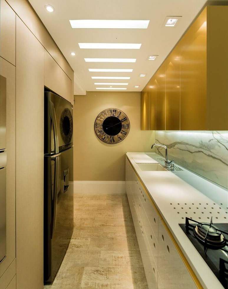 14. Os arm&aacute;rios planejados para a cozinha corredor s&atilde;o &oacute;timas op&ccedil;&otilde;es para aproveitar ao m&aacute;ximo esse espa&ccedil;o &ndash; Foto: Anna Maya & Anderson Schussler