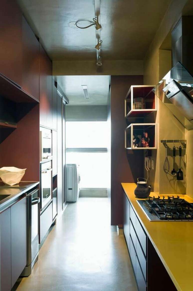 13. Para a sua praticidade no dia a dia invista em uma cozinha compacta com cooktop no balc&atilde;o &ndash; Foto: Archilovers