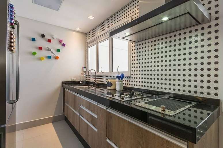 33. Decoração com relógio colorido e diferente para cozinha compacta com pia planejada – Foto: Idealizzare Arquitetos