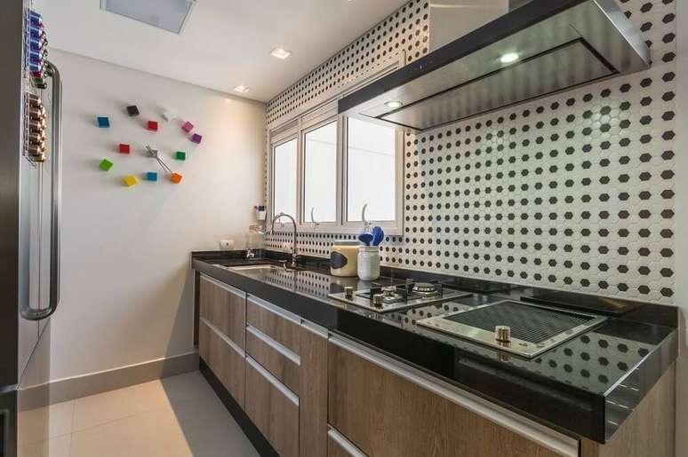 33. Decora&ccedil;&atilde;o com rel&oacute;gio colorido e diferente para cozinha compacta com pia planejada &ndash; Foto: Idealizzare Arquitetos