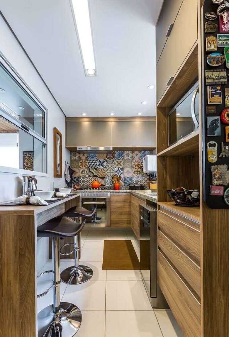 32. Invista em móveis planejados para cozinha corredor conseguindo assim otimizar melhor o espaço – Foto: BY Arquitetura