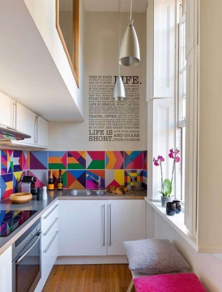 1. Cores fortes também podem ser usadas para decorar a cozinha corredor – Foto: Ritely
