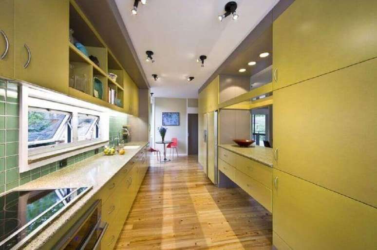 28. Cozinha compacta com cooktop decorada com armários planejados amarelo – Foto: Robert M. Cain Architect