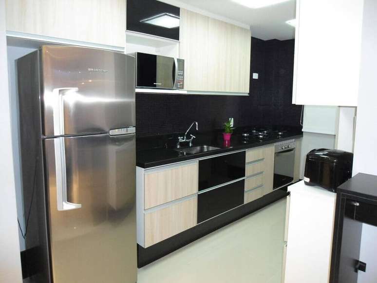 8. Para melhor organiza&ccedil;&atilde;o, invista no modelo a&eacute;reo de arm&aacute;rio de cozinha compacta &ndash; Foto: Juliana Miguel