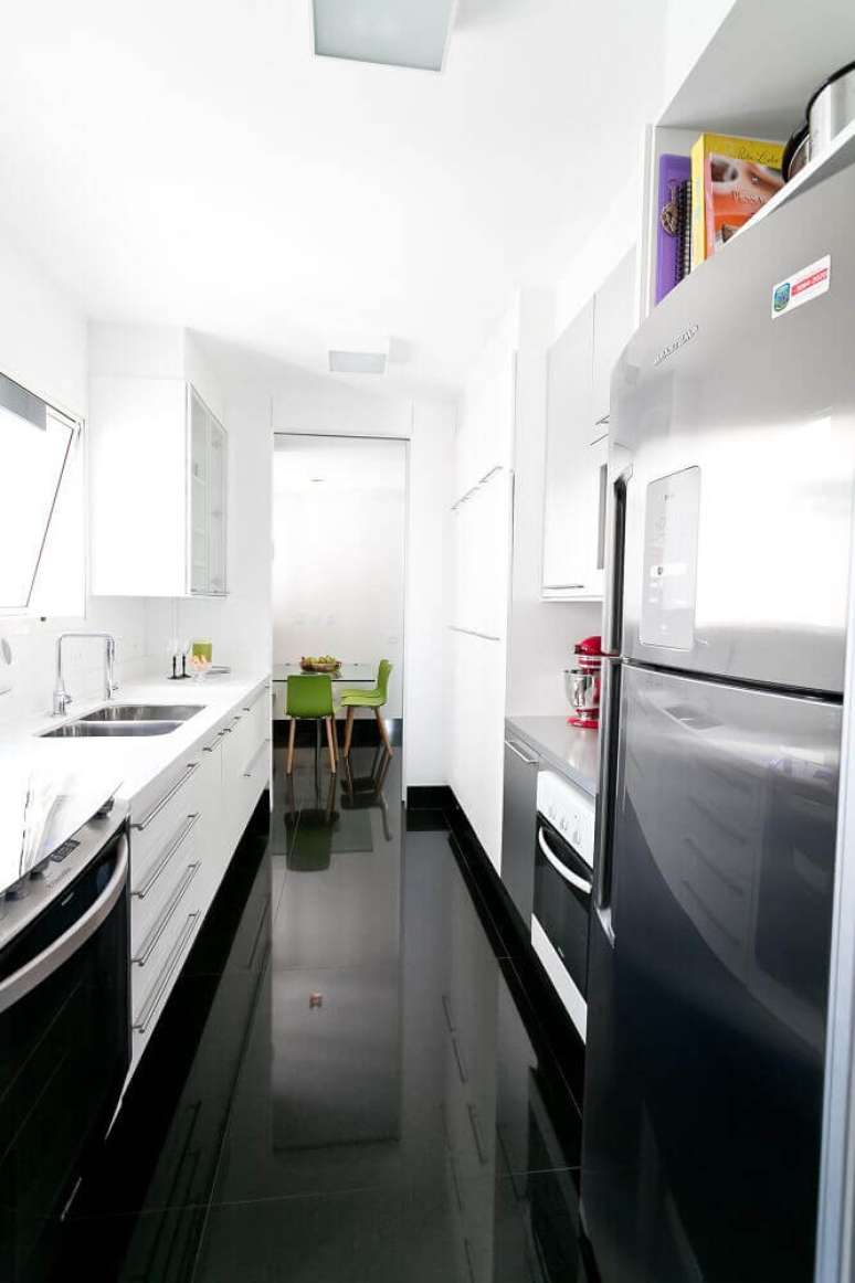 27. Decoração para cozinha compacta com piso preto e armários brancos – Foto: Kalili Kibrit Kibrit