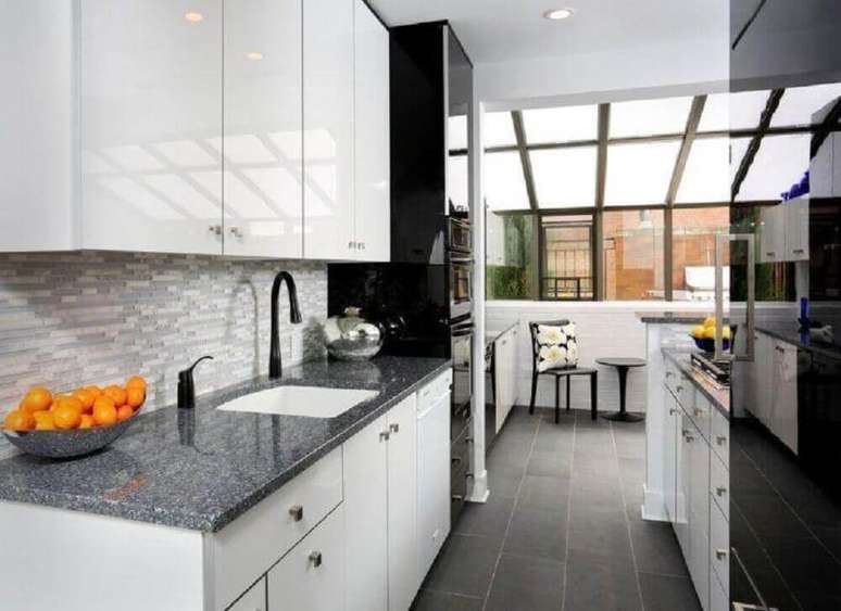 31. Decoração com armário de cozinha compacta preto e branco – Foto: Home Remodeling