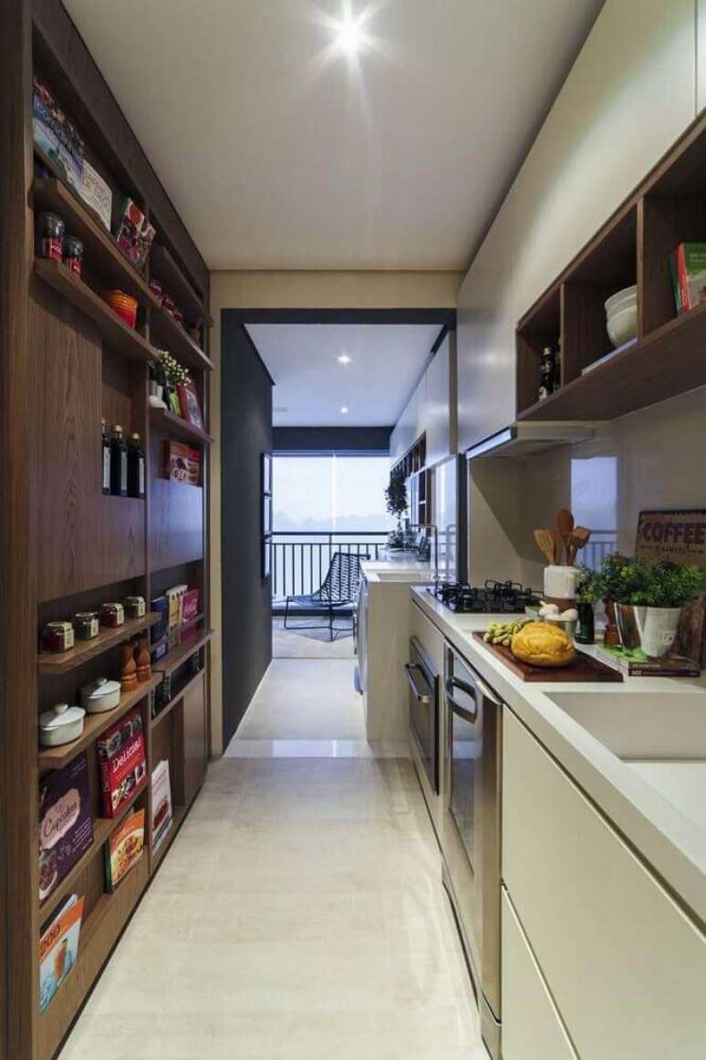 24. Decoração para cozinha corredor planejada com marcenaria e espaço para colocar temperos – Foto: Home Decoo