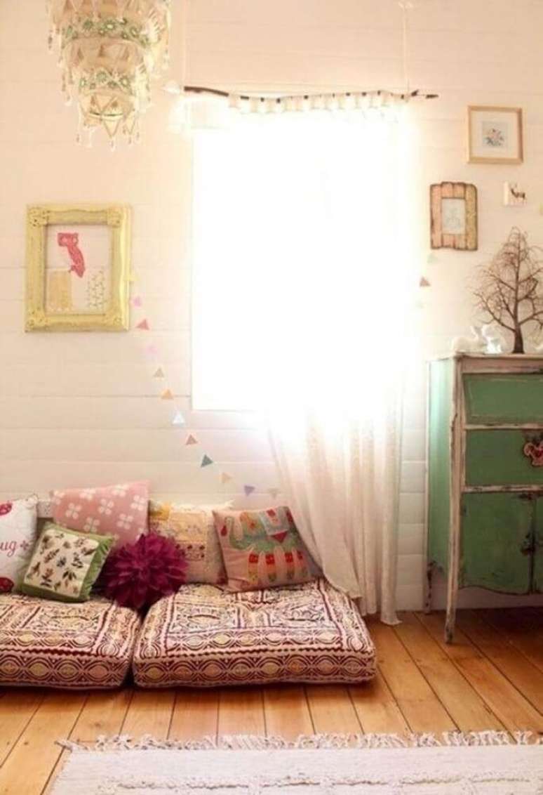 62. Decoração simples para cantinho da leitura no quarto com futon e almofadas – Foto: Pinterest