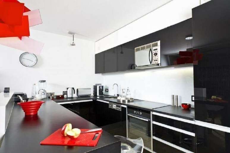 5. Decoração com armário de cozinha compacta na cor preta – Foto: Concept Cuisines