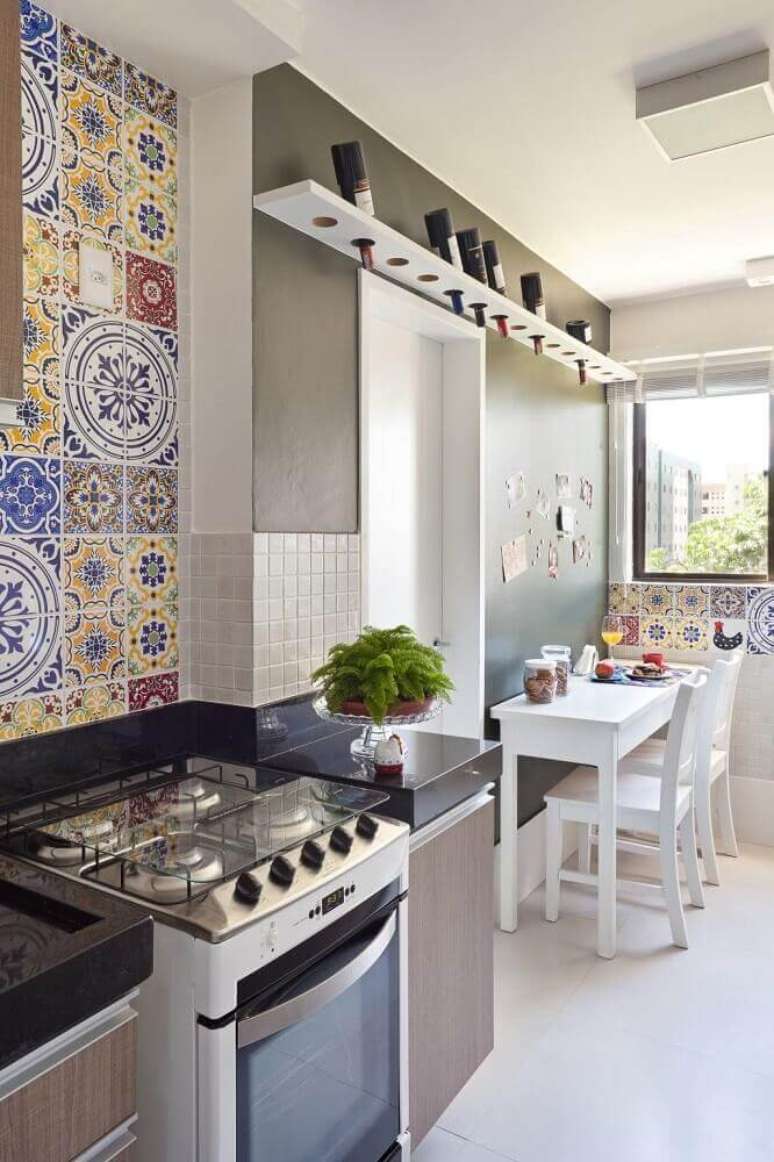 21. Azulejo hidráulico para cozinha corredor simples – Foto: Home Decoo