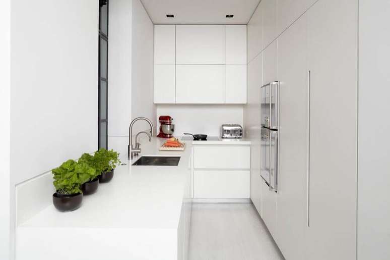 15. Decoração clean com móveis planejados para cozinhas pequenas de apartamento – Foto: Encio