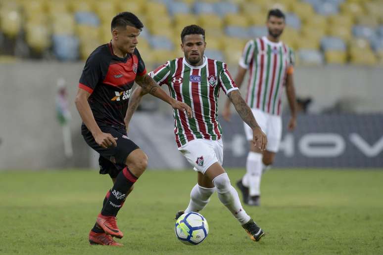 Bou e Leo disputam a bola em Fluminense x Vitória