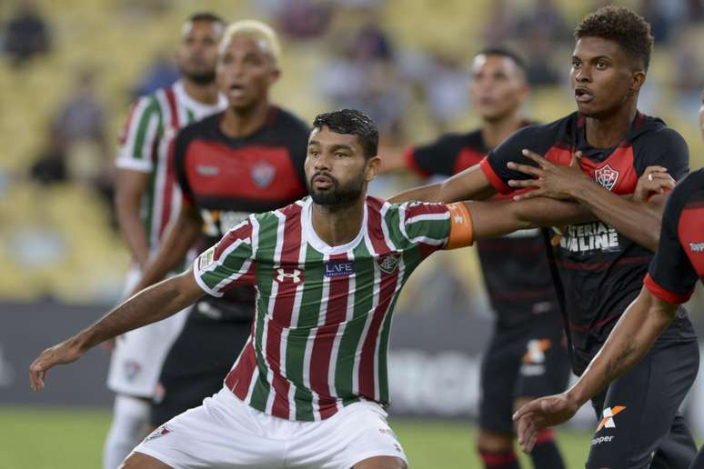 Gum disputa bola a&eacute;rea em Fluminense x Vit&oacute;ria