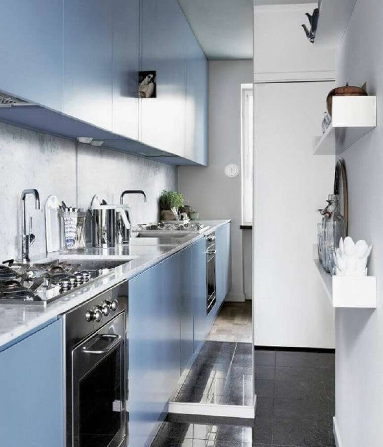 18. Na cozinha corredor invista em modelos modernos de armário de cozinha com balcão trazendo leveza e praticidade para o dia a dia – Foto: Dream Catcher