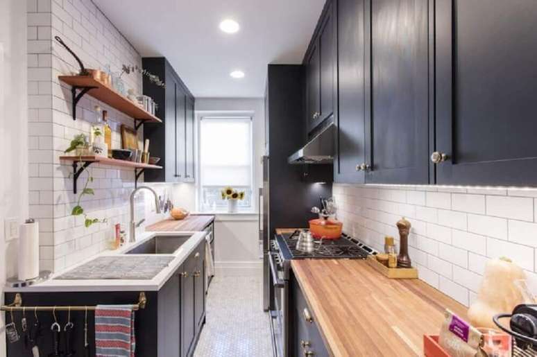 17. O armário de cozinha com balcão preto também pode ser usado na cozinha compacta, para isso, mantenha uma boa iluminação – Foto: Sweeten