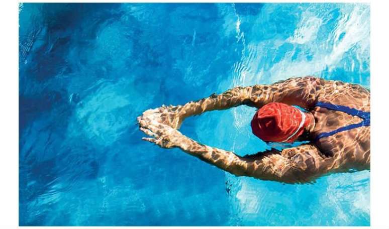 2. A MELHOR MANEIRA DE PROGREDIR NADANDO &Eacute; TREINAR SEIS VEZES POR SEMANA. QUANTO MAIS VOC&Ecirc; TREINAR, MELHOR. MITO:  &ldquo;A ideia de quanto mais, melhor, n&atilde;o se aplica para intensidade ou volume de treino. Investir apenas no aumento de intensidade e volume &eacute; o caminho mais comum para les&otilde;es. Todo ciclo de treinamento precisa incluir per&iacute;odos de compensa&ccedil;&atilde;o/descanso&rdquo;.  Para quem pratica duas ou tr&ecirc;s vezes por semana, alternar os est&iacute;mulos pode fazer mais diferen&ccedil;a do que passar a nadar os outros dias. Uma sugest&atilde;o &eacute; encaixar outras atividades durante a semana, como corrida, ciclismo, muscula&ccedil;&atilde;o, Pilates, CrossFit etc, alerta Morscardi. 
