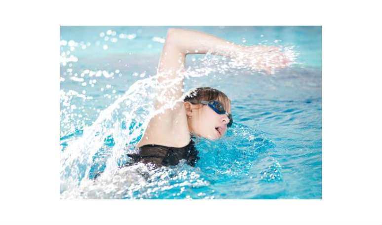 1. AO NADAR, VOC&Ecirc; N&Atilde;O PRECISA BEBER &Aacute;GUA PORQUE J&Aacute; EST&Aacute; DENTRO DELA.  MITO: &ldquo;Isso n&atilde;o &eacute; &oacute;bvio nem para profissionais de Educa&ccedil;&atilde;o F&iacute;sica&rdquo;, diz Guilherme Moscardi, profissional da &aacute;rea. O corpo tamb&eacute;m transpira na &aacute;gua ao realizar exerc&iacute;cios de longa dura&ccedil;&atilde;o. Moscardi explica que, em treino de curta ou m&eacute;dia dura&ccedil;&atilde;o, uma pr&eacute;-hidrata&ccedil;&atilde;o &eacute; suficiente (300 ml a 600 ml de 15 min a 30 min antes). 