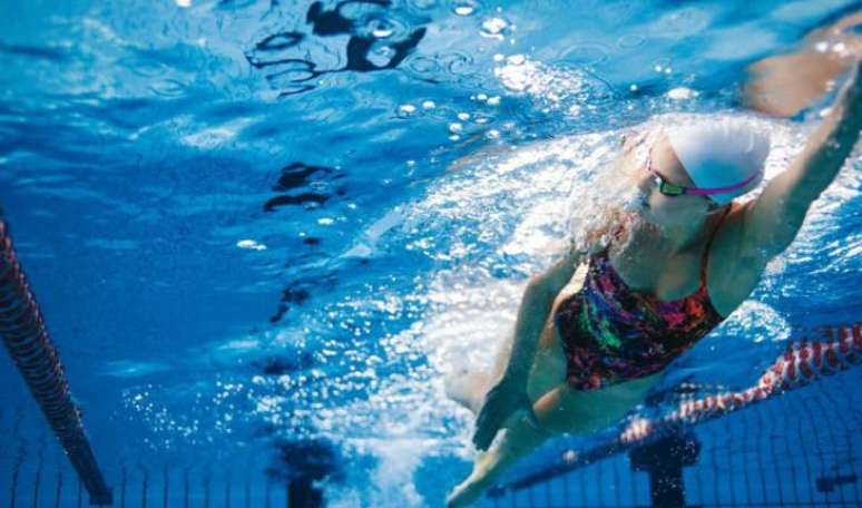 17. NATA&Ccedil;&Atilde;O N&Atilde;O SOBRECARREGA AS ARTICULA&Ccedil;&Otilde;ES, ESPECIALMENTE A DOS JOELHOS. MITO: a nata&ccedil;&atilde;o sobrecarrega menos, mas dizer que n&atilde;o sobrecarrega &eacute; um erro. &ldquo;&Eacute; muito comum alguns problemas nos joelhos em nadadores de nado peito, por exemplo&rdquo;, diz o professor. 