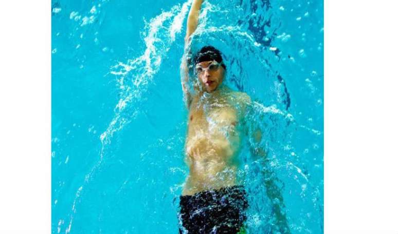 3. NADAR FAZ COM QUE O CORPO LIBERE ENDORFINAS, QUE GERAM SENSA&Ccedil;&Atilde;O DE BEM-ESTAR. VERDADE: sim, o corpo libera adrenalina e endorfinas, principalmente em treinos mais intensos. Al&eacute;m do efeito resultante do aumento de endorfinas, alguns fatores colocam a nata&ccedil;&atilde;o na frente de praticamente todas as outras atividades f&iacute;sicas. O est&iacute;mulo muscular &eacute; diferente de qualquer modalidade praticada fora da &aacute;gua. Isso porque a for&ccedil;a aplicada &eacute; diretamente proporcional &agrave; for&ccedil;a de resist&ecirc;ncia da atividade. Em outras palavras: se o nadador empurra a &aacute;gua levemente, a resist&ecirc;ncia da &aacute;gua contra esse movimento ser&aacute; baixa. O bem-estar &eacute; resultante da tra&ccedil;&atilde;o do corpo ser proporcionada pelos bra&ccedil;os, somado &agrave; alta resist&ecirc;ncia da &aacute;gua. O resultado disso gera tra&ccedil;&atilde;o, mas ao mesmo tempo estimula o relaxamento articular p&oacute;s-treino. &ldquo;Exatamente o contr&aacute;rio do que acontece na caminhada, corrida, jogos com bola e at&eacute; mesmo muscula&ccedil;&atilde;o.&rdquo;, afirma Guilherme. 