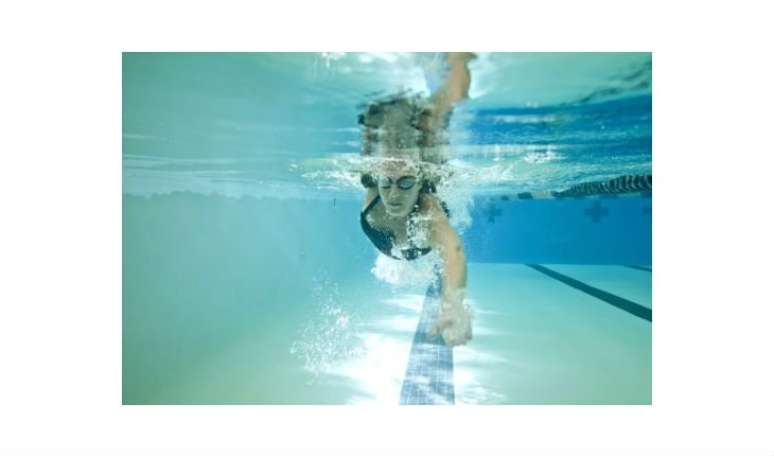 4. A VELOCIDADE DE NADO PODE SER, APROXIMADAMENTE, DUAS VEZES E MEIA MAIS LENTA DEPOIS QUE VOC&Ecirc; EMPURRA A PAREDE. MITO: Nadadores profissionais conseguem atingir ritmo superior ao ritmo de nado empurrando a parede. Praticantes comuns devem procurar apurar a posi&ccedil;&atilde;o do corpo, bra&ccedil;os e cabe&ccedil;a para ter, ao menos, o mesmo ritmo de nado. &ldquo;&Eacute; muito comum praticantes medianos aproveitarem os impulsos das bordas para descansar.&rdquo;, explica Moscardi. Em provas de piscina, as viradas fazem extrema diferen&ccedil;a no resultado. 
