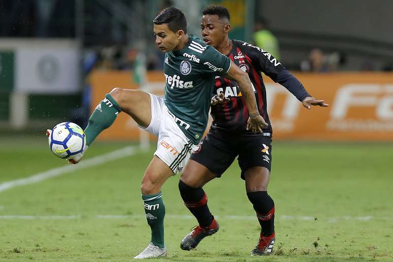 Dudu disputa a bola com Wellington