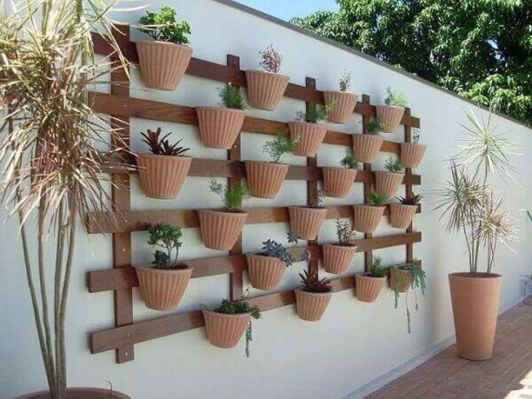 29 – Jardim vertical com vasos de plantas.