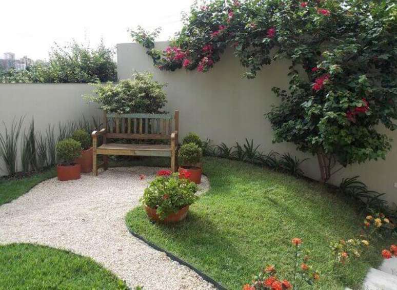 38 – Jardim externo com vasos de plantas.