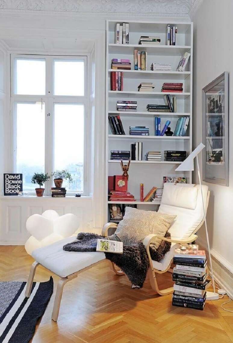 69. Poltrona branca e luminária moderna para decorar cantinho da leitura – Foto: Modelo Empreendimentos