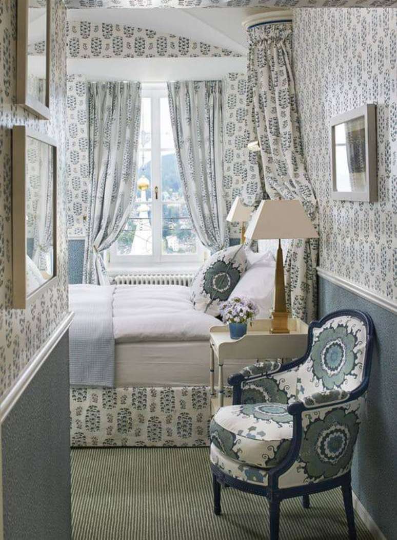 9. O tecido para parede pode ser aplicado de forma total no quarto de casal. Al&eacute;m das paredes, na decora&ccedil;&atilde;o tamb&eacute;m.