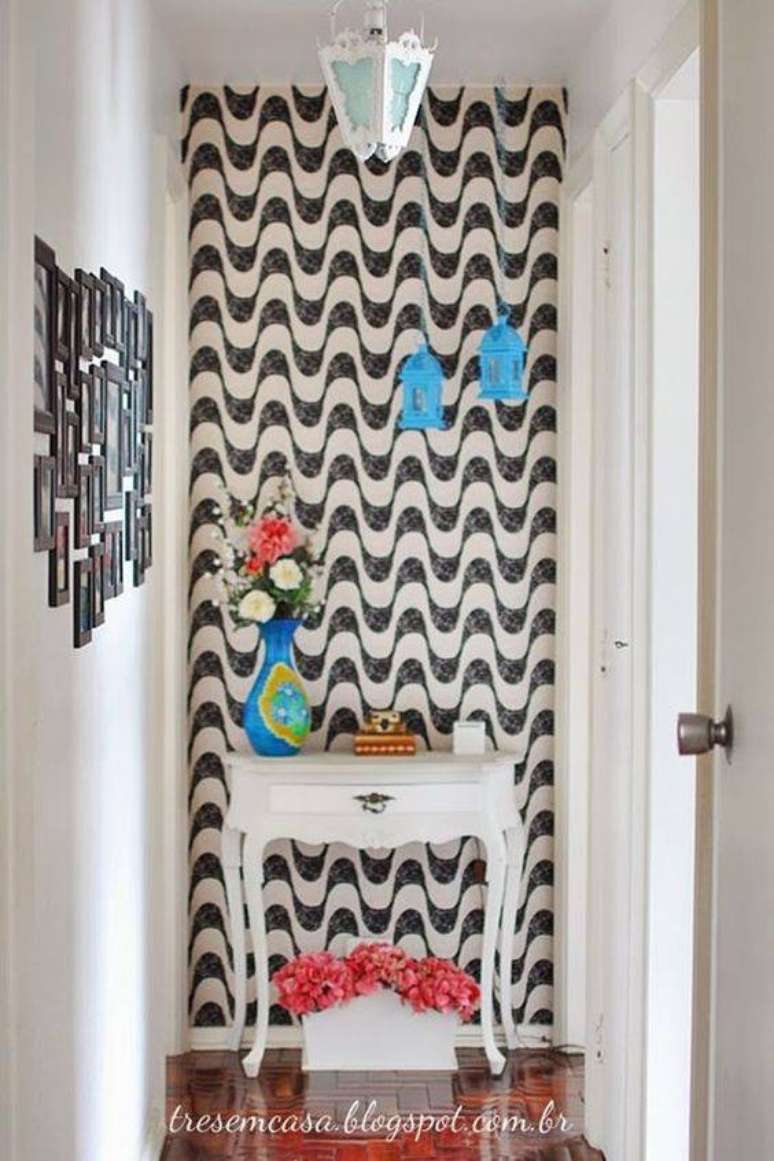 13. No final do corredor, o tecido para parede traz um toque diferente.