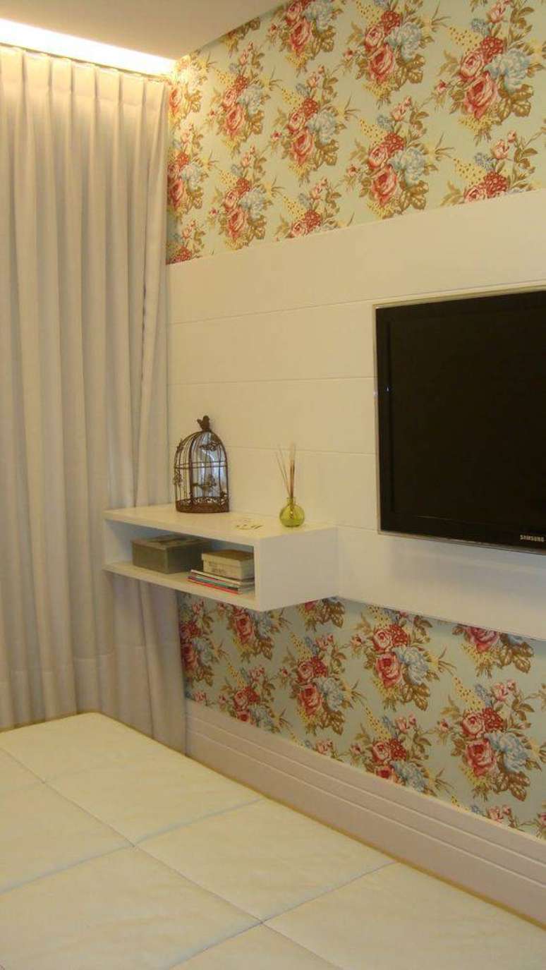 16. O tecido para parede floral leva delicadeza para o quarto.