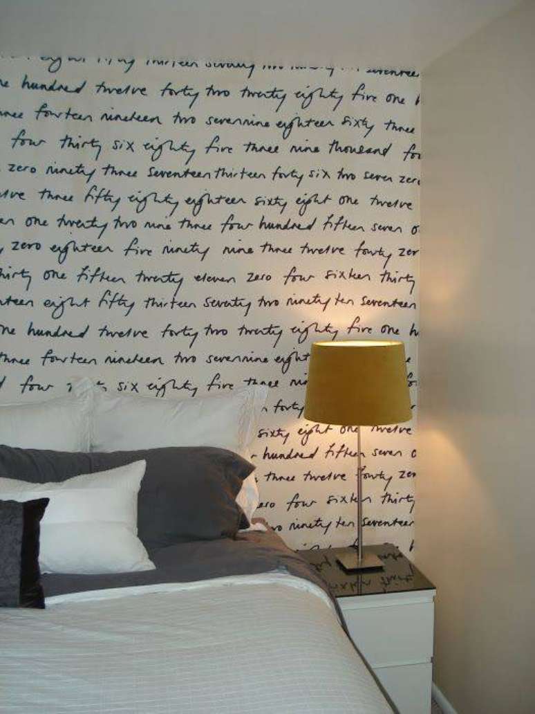 18. O tecido para parede pode ser personalizado com textos e frases manuscritas.