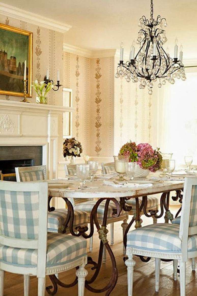 21. Aplique o tecido estampado de acordo com os recortes do desenho.