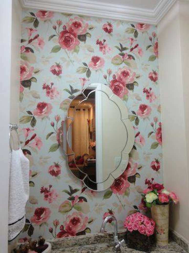 33. O lavabo com espelho e tecido para parede fica sofisticado e diferente