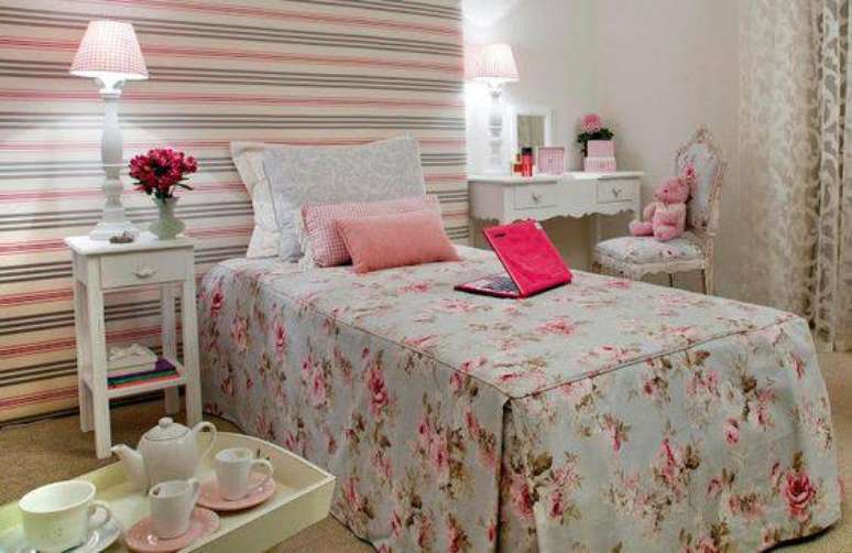 34. O quarto de menina tem painel com tecido para parede e ilumina&ccedil;&atilde;o especial.