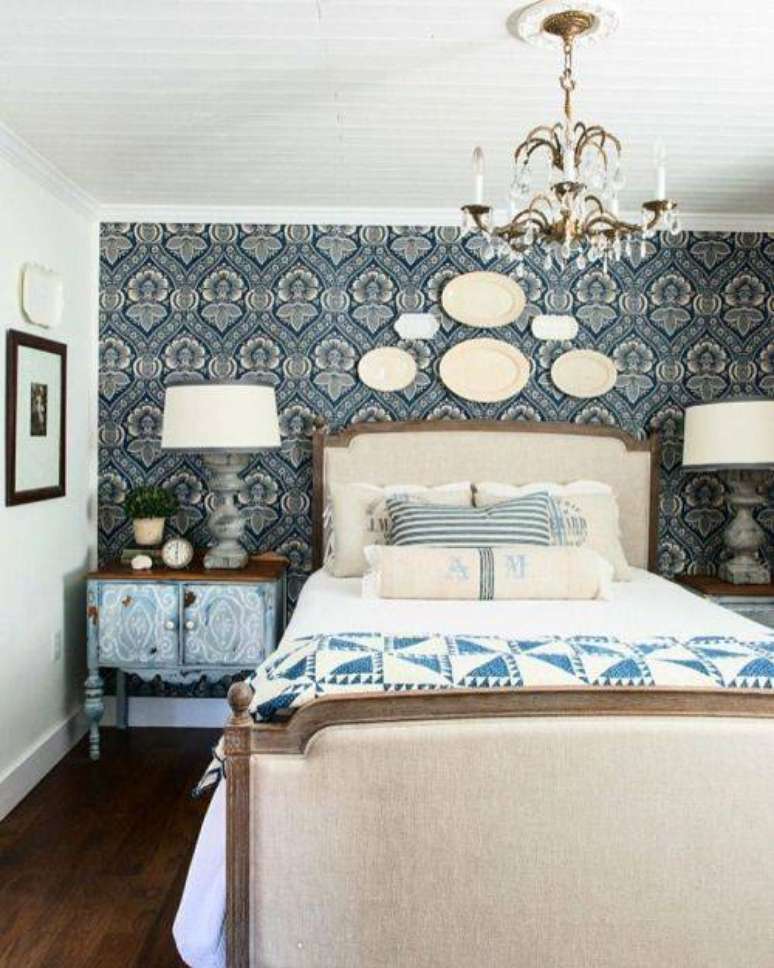 41. O tecido para parede estampado d&aacute; o toque que faltava ao quarto de casal.
