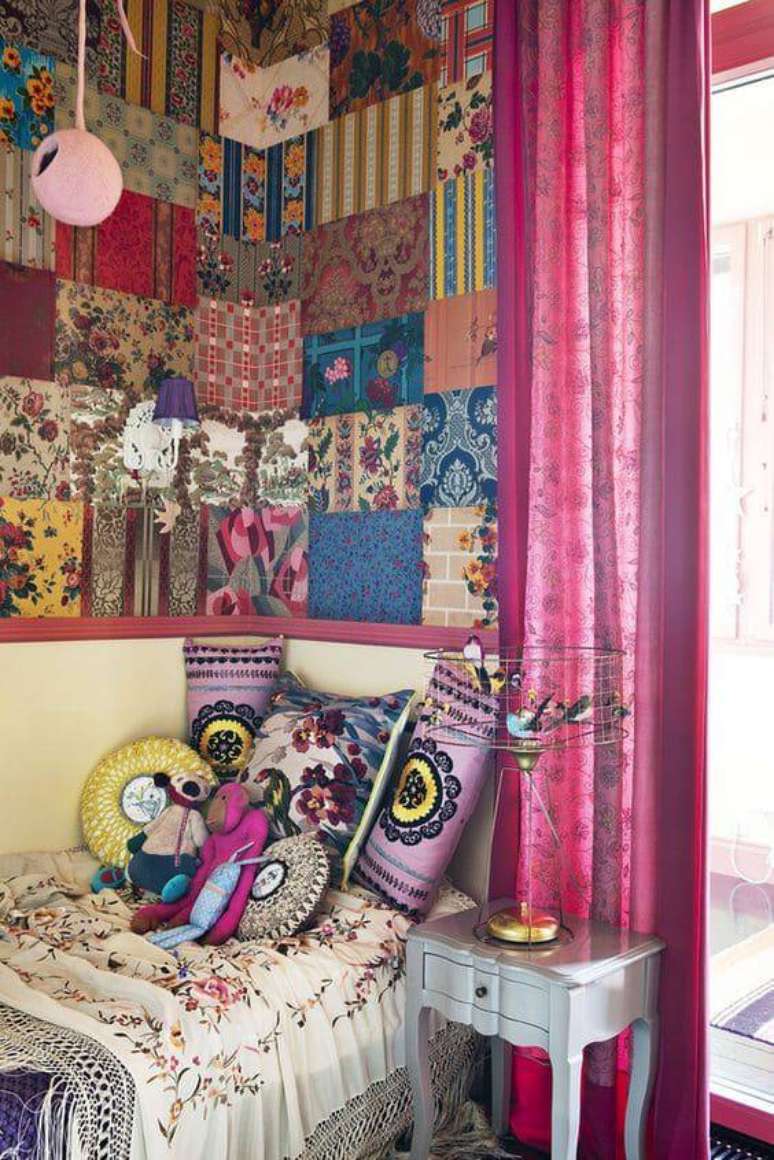 46. O quarto de solteira tem tecido para parede com retalhos coloridos.