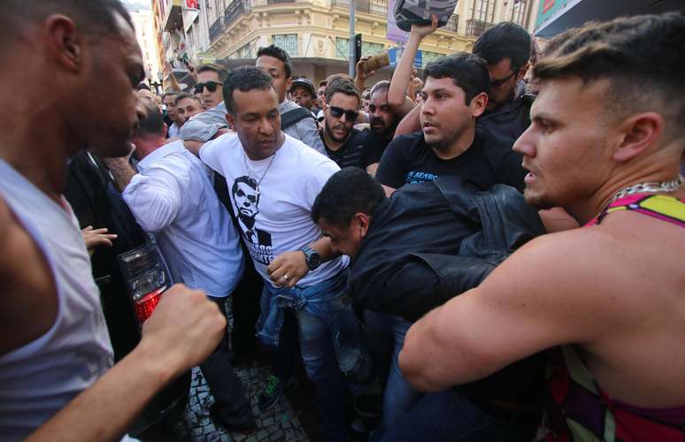 O homem (de jaqueta preta) suspeito de esfaquear o candidato à Presidência da República do PSL, Jair Bolsonaro, é imobilizado após o atentado, ocorrido durante a campanha de Bolsonaro em Juiz de Fora (MG)