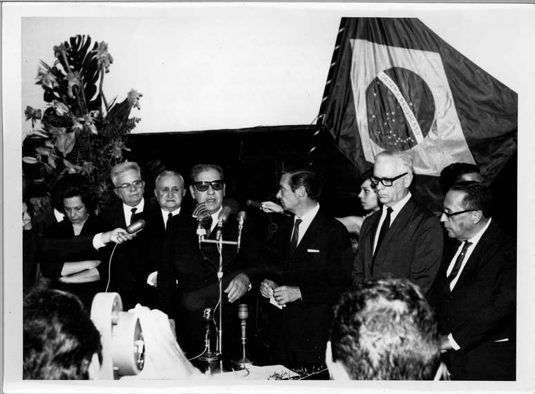 Posse de Costa e Silva, ap&oacute;s elei&ccedil;&otilde;es indiretas, pouco mais de dois meses depois do atentado