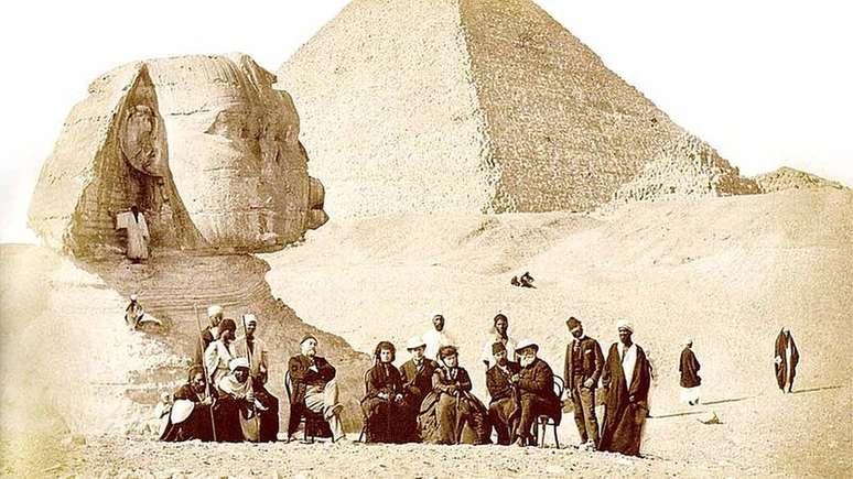 O imperador Dom Pedro 2º nas pirâmides do Egito, em 1871, cercado por moradores do país