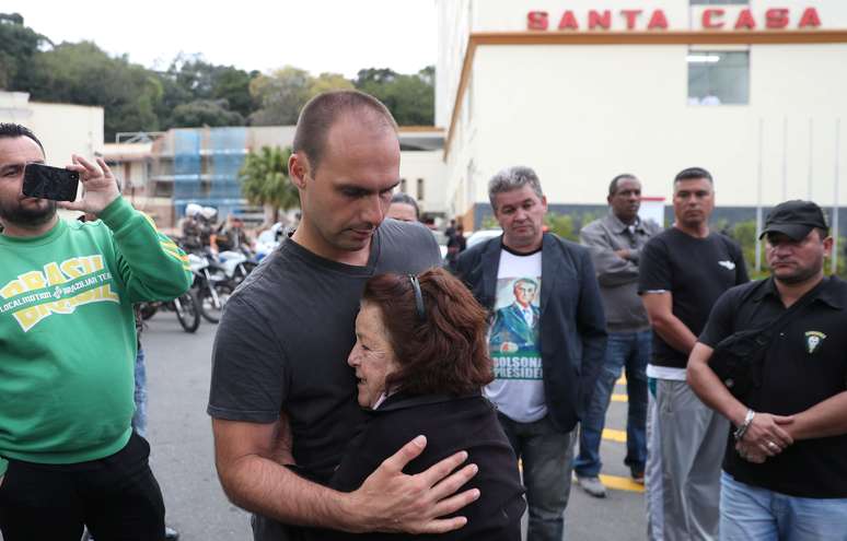 Eduardo Bolsonaro, filho do presidenciável Jair Bolsonaro (PSL), é abraçado por simpatizante em frente  à Santa Casa de Juiz de Fora
07/09/2018
REUTERS/Ricardo Moraes