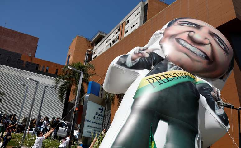 Simpatizantes do candidato do PSL à Presidência, Jair Bolsonaro, preparam boneco inflado do presidenciável em frente ao hospital Albert Einstein
07/09/2018
REUTERS/Nacho Doce