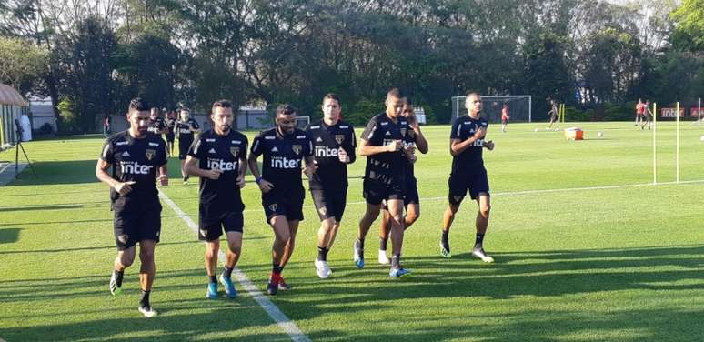 Jogadores que enfrentaram o Atlético-MG, na última quarta, correram em volta do campo (Yago Rudá)