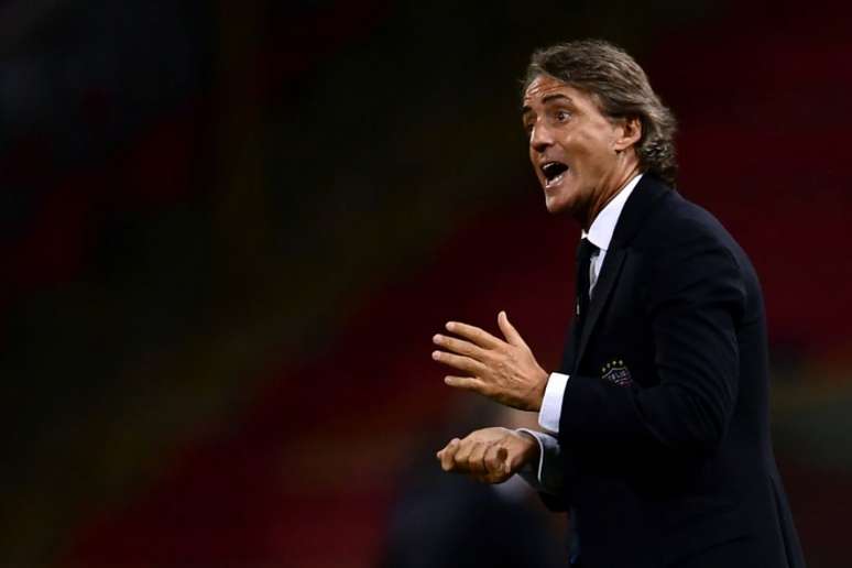 Mancini bem que tentou, mas não conseguiu mudar a partida (Foto: AFP)