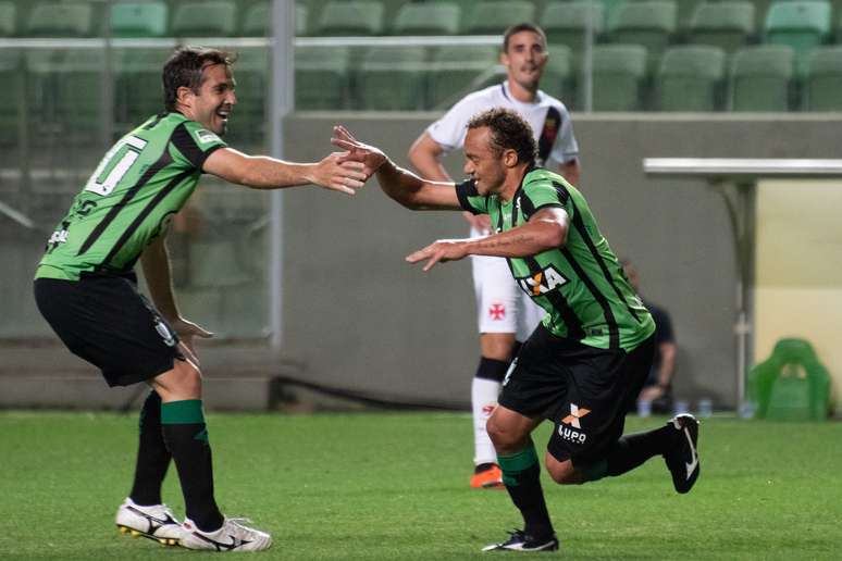 Carlinhos, do América Mineiro, comemora gol marcado diante do Vasco
